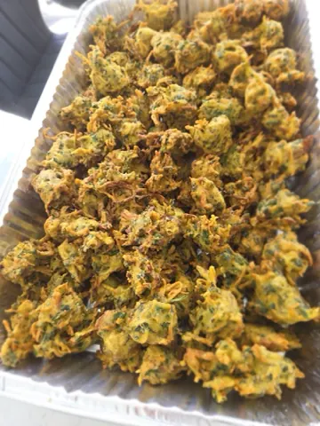 A full tray of crisp spinach and onion bhajia, straight out of the pan.